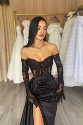 Elegante vestido de fiesta largo negro de sirena con encaje y hombros descubiertos y abertura
